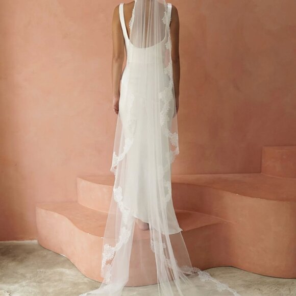 MadameTulle CELINE I Lace Mantilla Veil - Picture 6 of 7